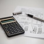 Rechner und Unterlagen zur Finanzplanung – Symbol für steuerliche Optimierung und Gewerbesteuer bei Firmenstandort München