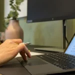 Person arbeitet am Laptop im Homeoffice als Beispiel für Domiziladresse Deutschland ohne eigenes Büro