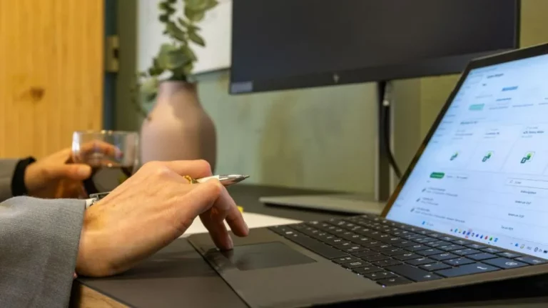 Person arbeitet am Laptop im Homeoffice als Beispiel für Domiziladresse Deutschland ohne eigenes Büro