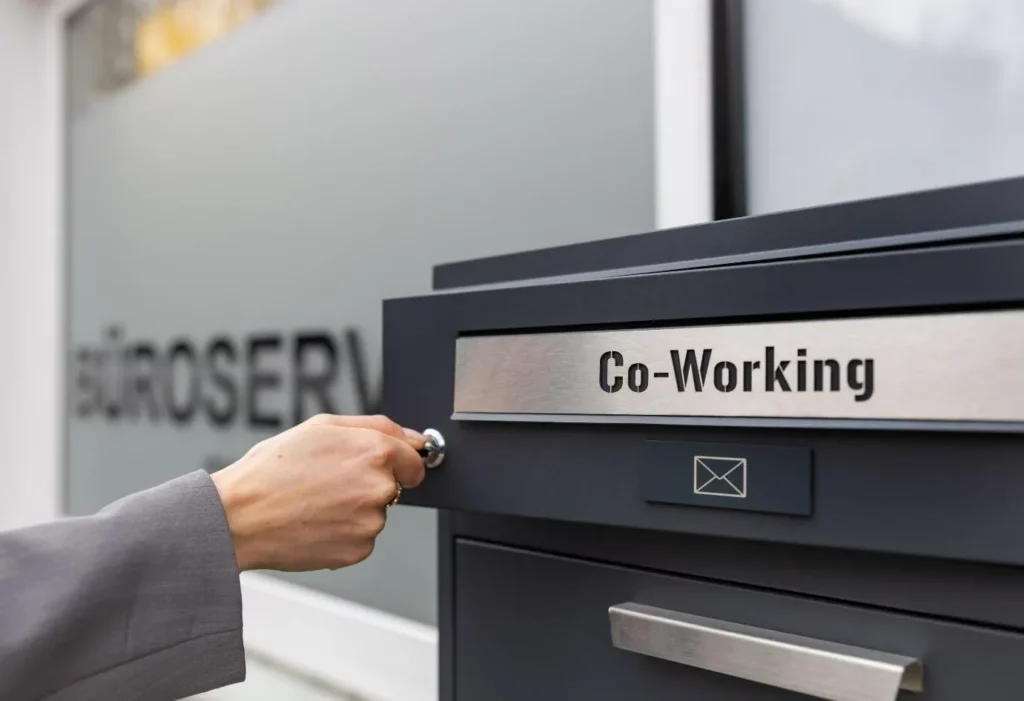 Briefkasten im Co-Working-Bereich als Beispiel für eine virtuelle Geschäftsadresse mit ladungsfähiger Funktion